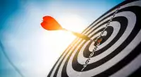 Dartscheibe mit Pfeil - Adobe Stock