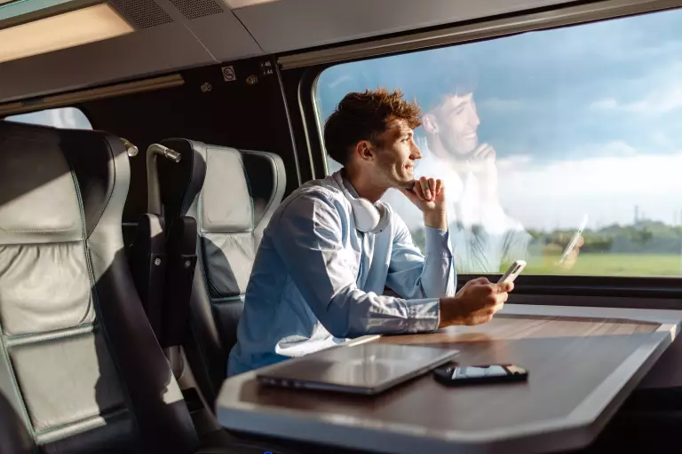 Symboldbild PLUTA Akademie – Tablet in der Hand mit dem Logo der PLUTA Akademie