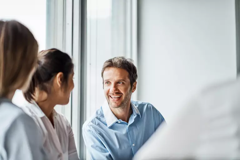 Symboldbild PLUTA Akademie – Tablet in der Hand mit dem Logo der PLUTA Akademie