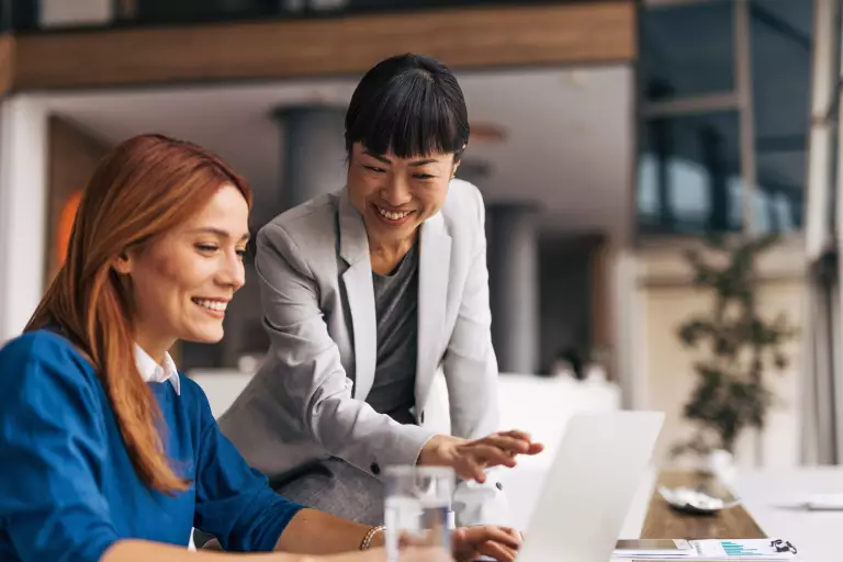 Symboldbild PLUTA Akademie – Tablet in der Hand mit dem Logo der PLUTA Akademie