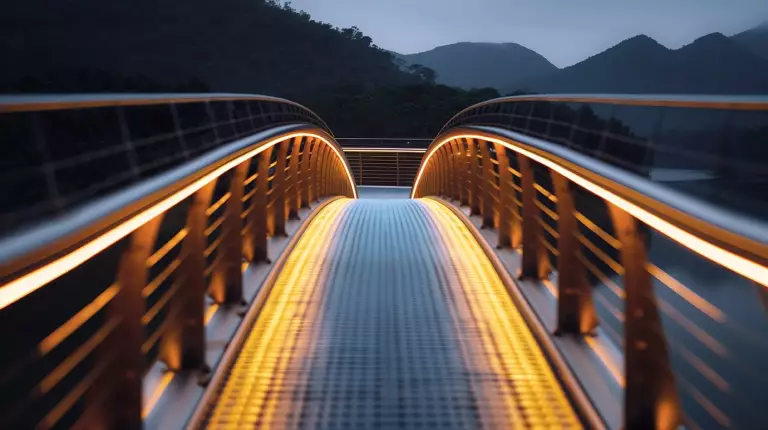 Moderne Fußgängerbrücke in der Natur bei Abend mit warmer Beleuchtung